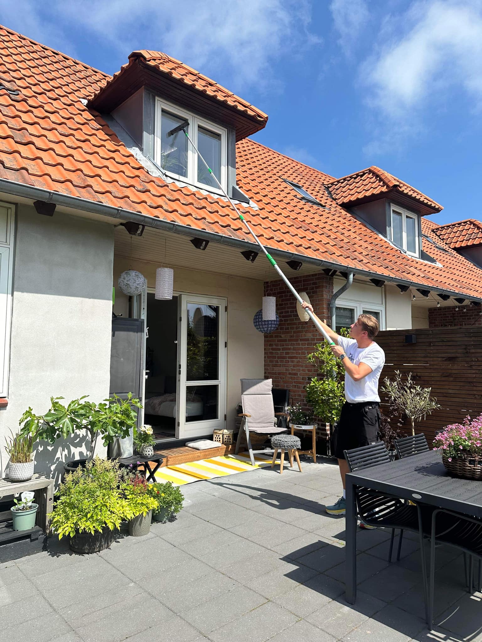 Oscar rengør vinduer i en bolig fra baghaven – Vinduespudsning Esbjerg