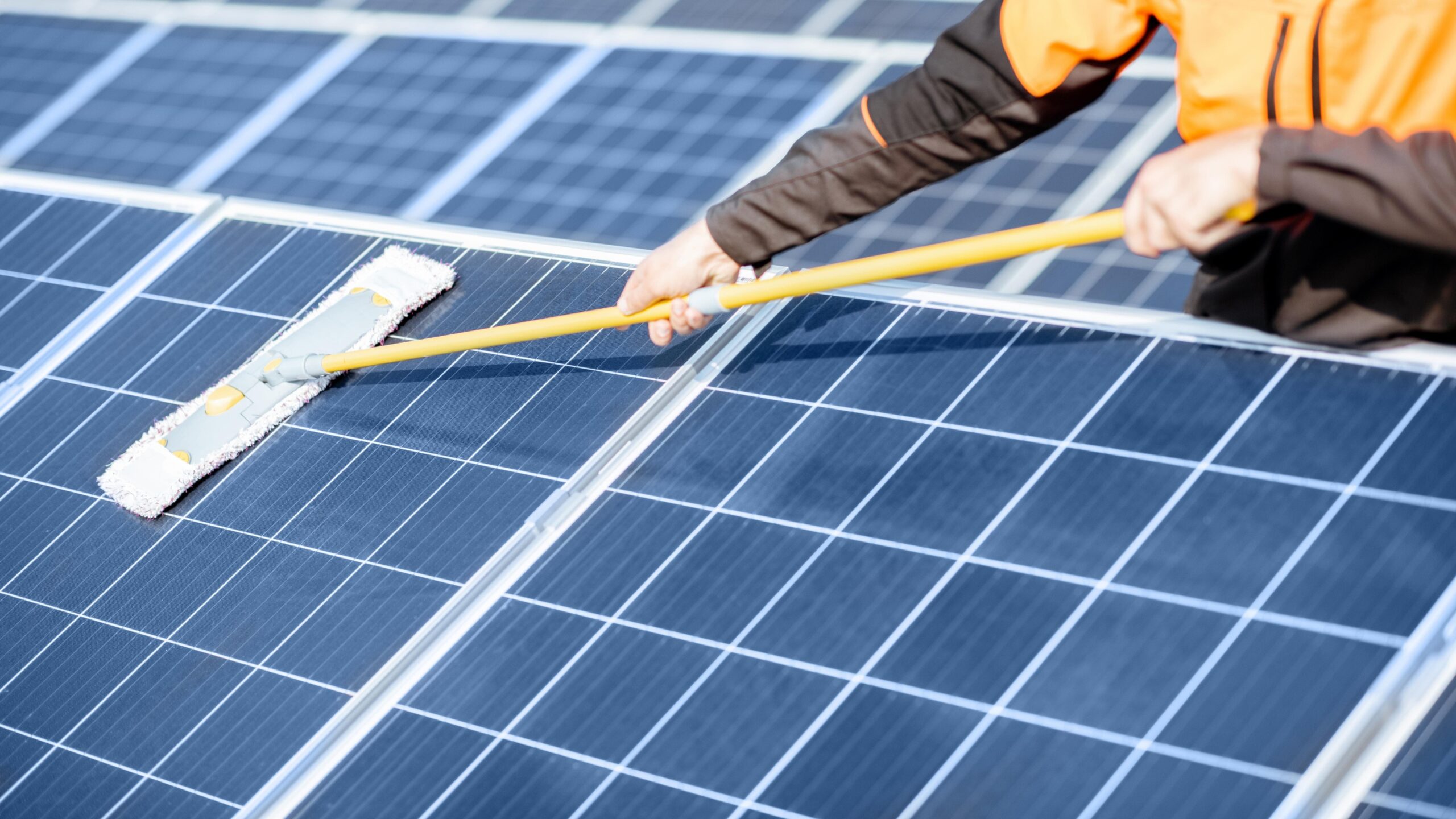 Vinduespudsning af solceller og glasfacader – skinnende resultater for solpaneler og facader.